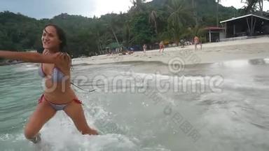 贪玩的年轻女子在海上乱跑，享受热带海滩度假。 慢动作。 1920x1080
